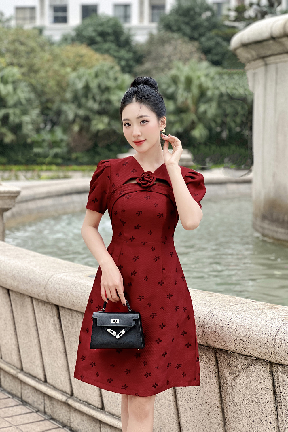 Đầm tafta đỏ hoa dự tiệc cổ cut-out đính hoa