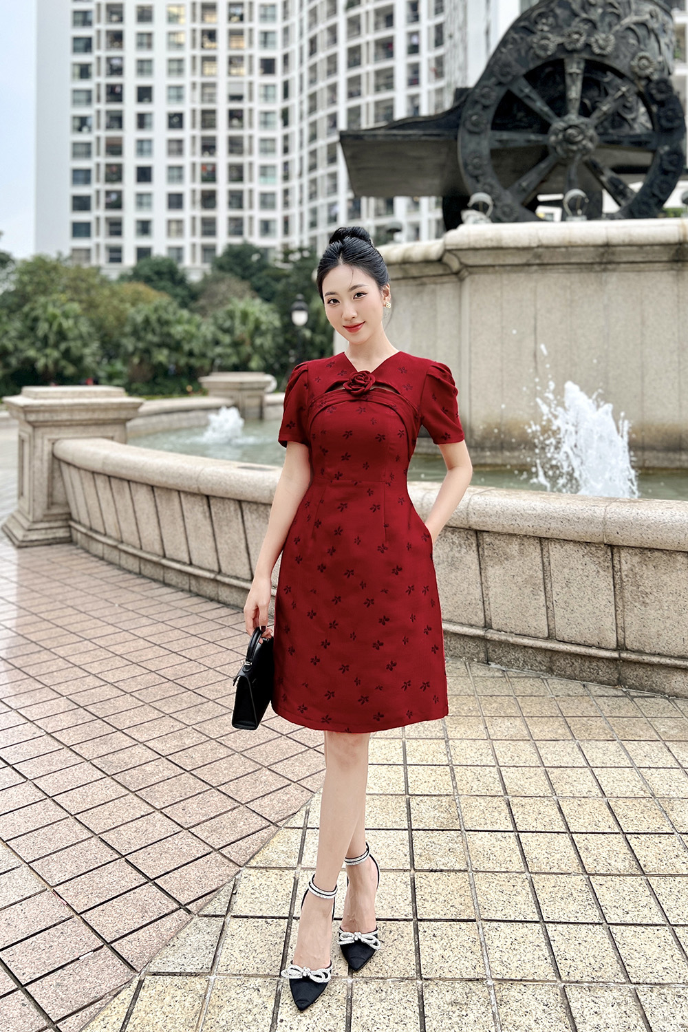 Đầm tafta đỏ hoa dự tiệc cổ cut-out đính hoa