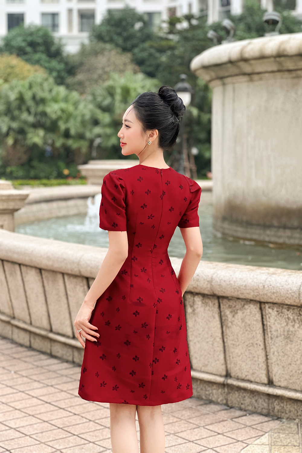 Đầm tafta đỏ hoa dự tiệc cổ cut-out đính hoa