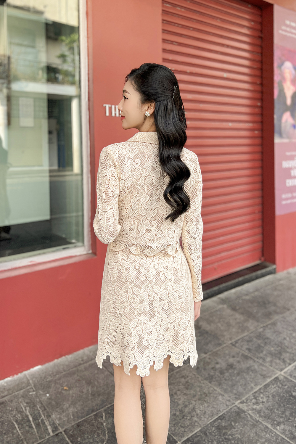 Chân váy ren dáng ngắn chữ a