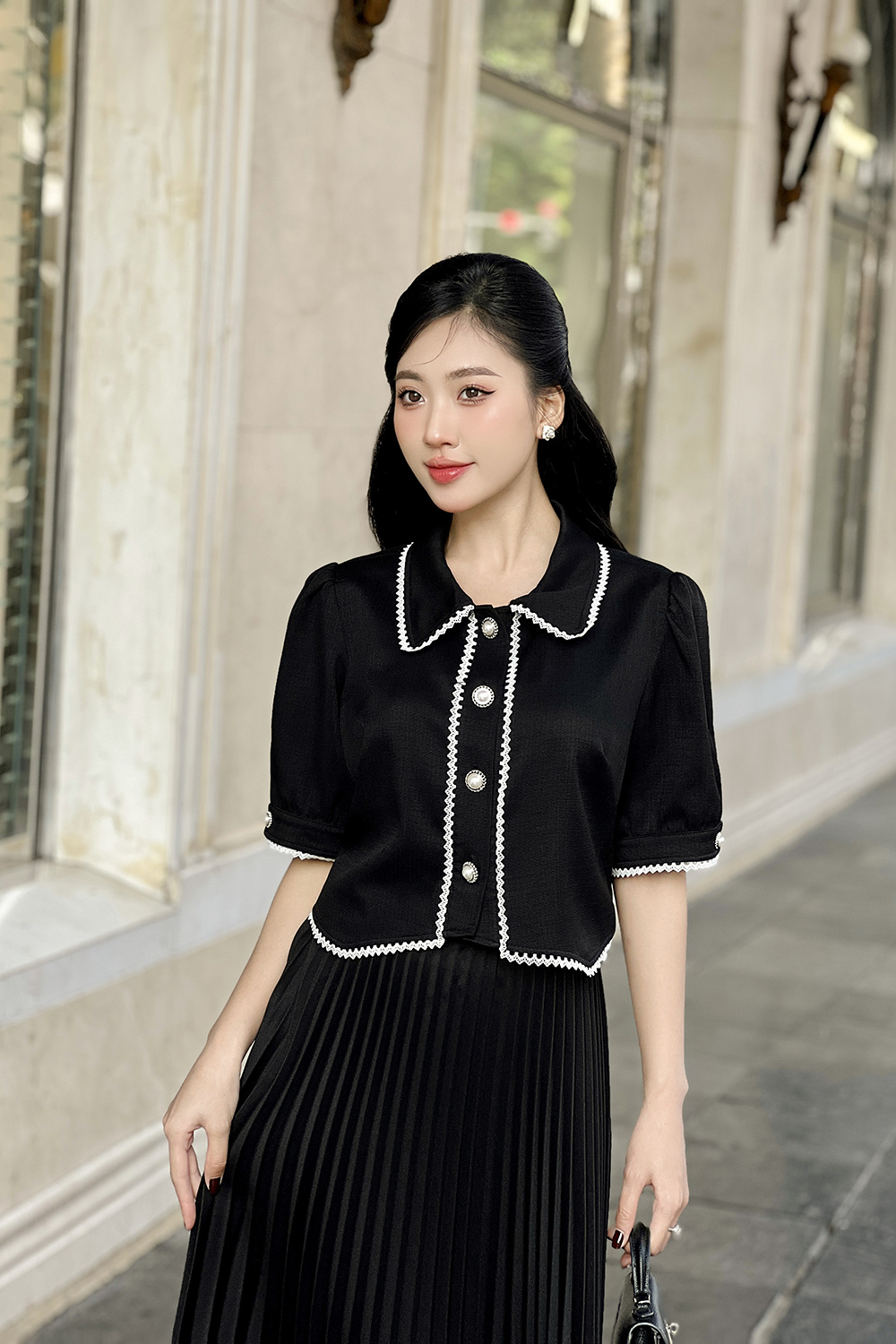 Áo kiểu nữ màu đen dáng ngắn phối đăng ten