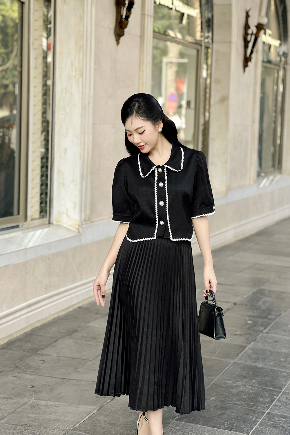 Áo kiểu nữ màu đen dáng ngắn phối đăng ten