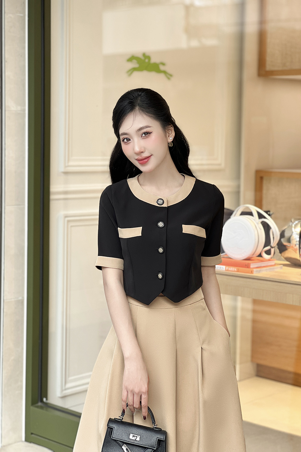 Áo kiểu nữ màu đen cổ tròn phối viền