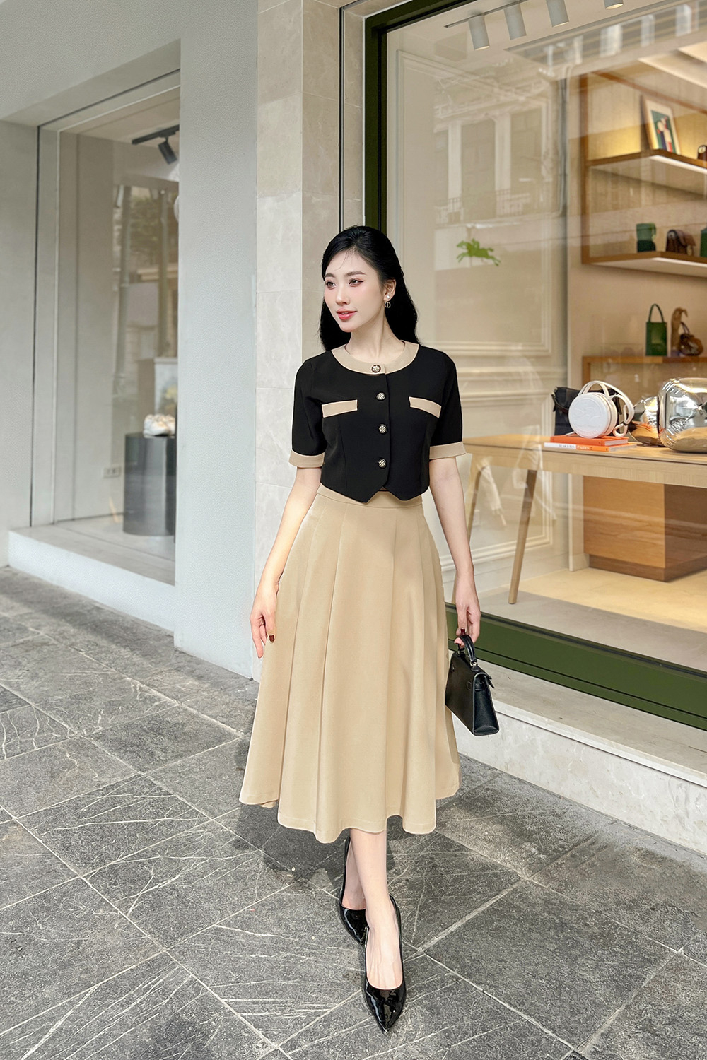 Áo kiểu nữ màu đen cổ tròn phối viền