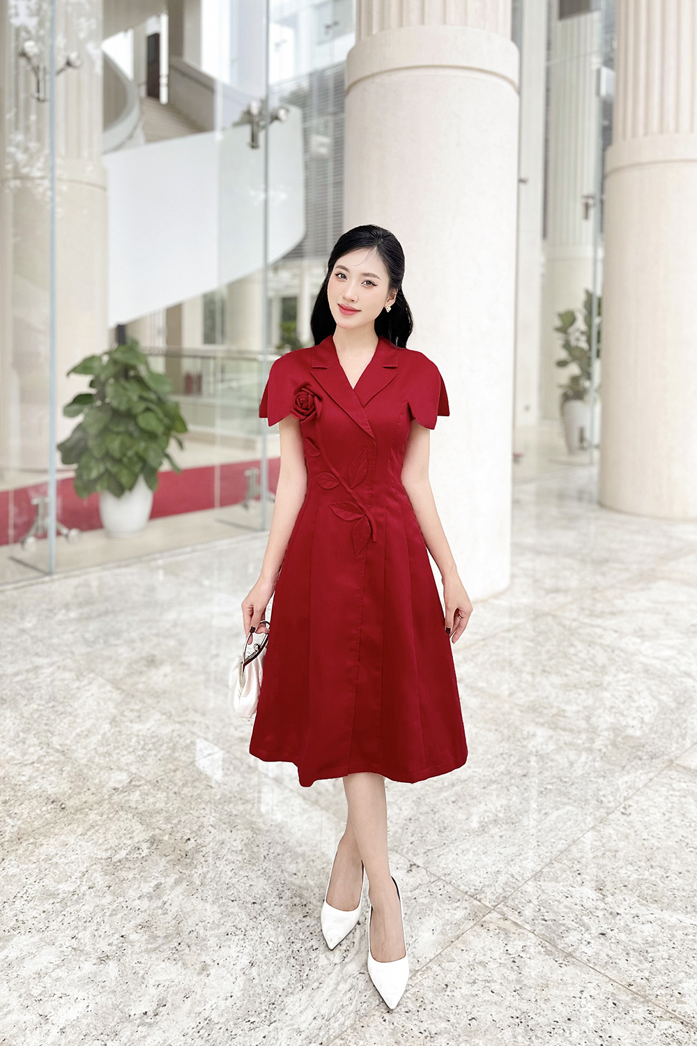 Đầm đỏ dáng xòe chữ A phối hoa nổi