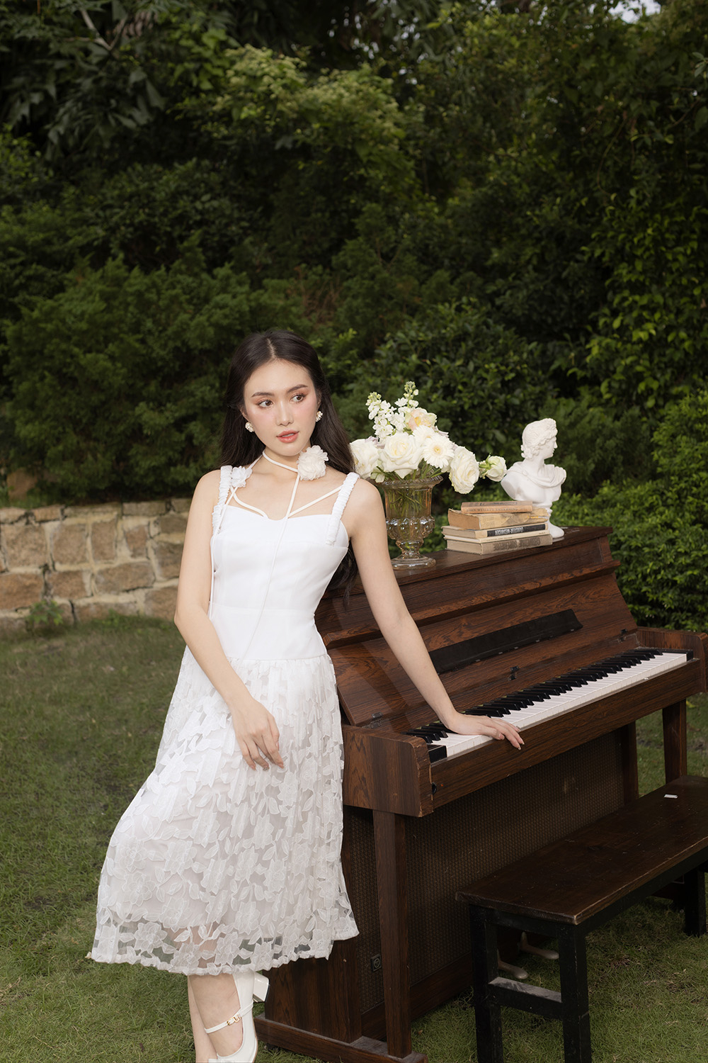 Đầm trắng hai dây tùng xếp ly