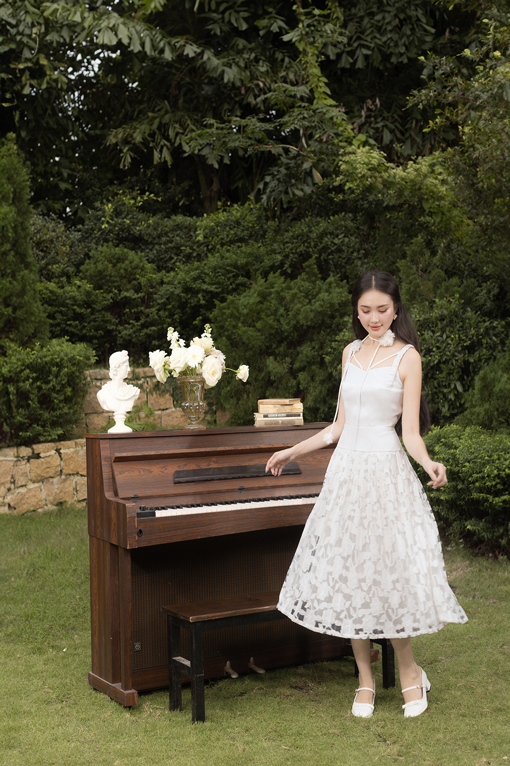 Đầm trắng hai dây tùng xếp ly