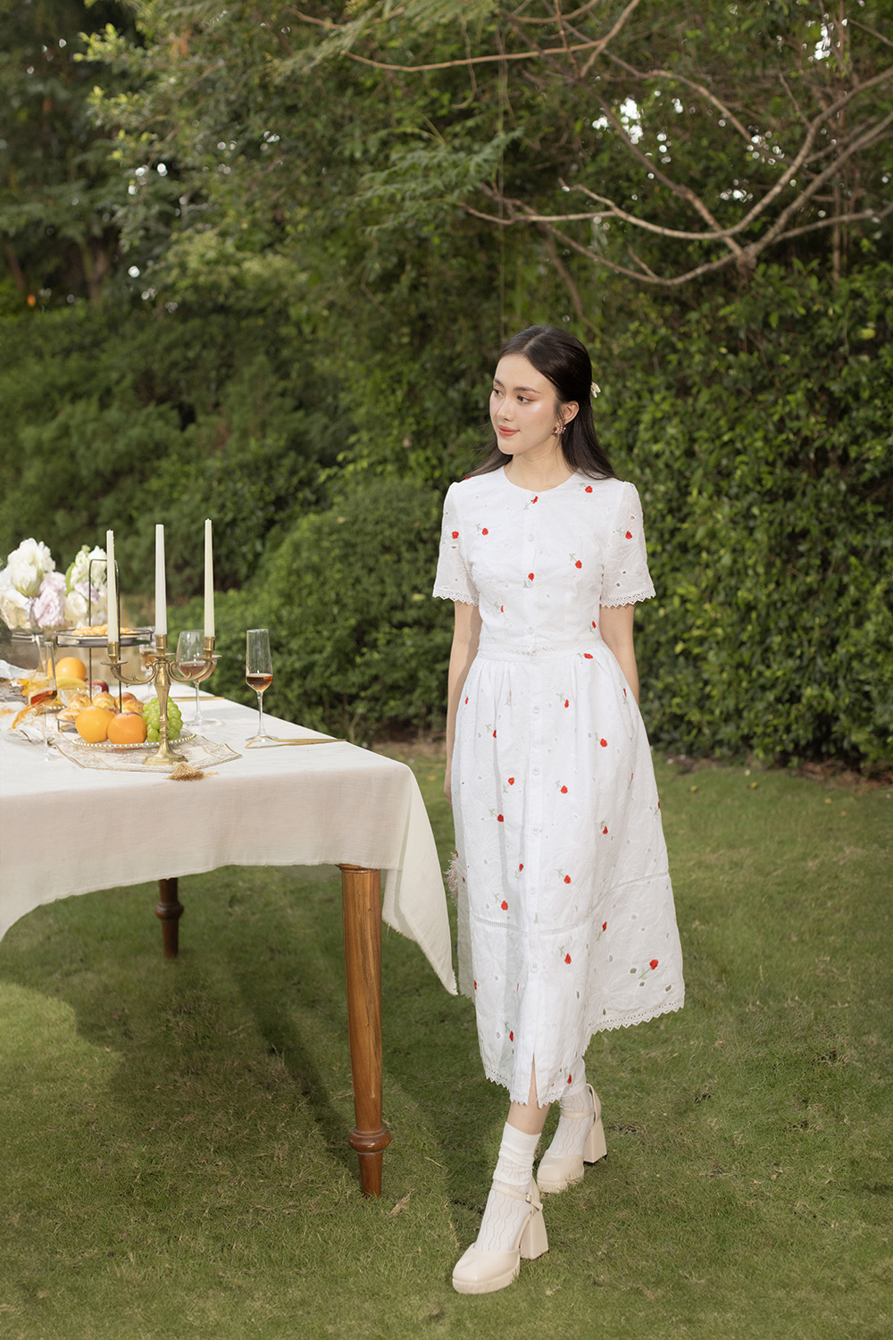 Chân váy trắng midi dáng xòe thêu hoa