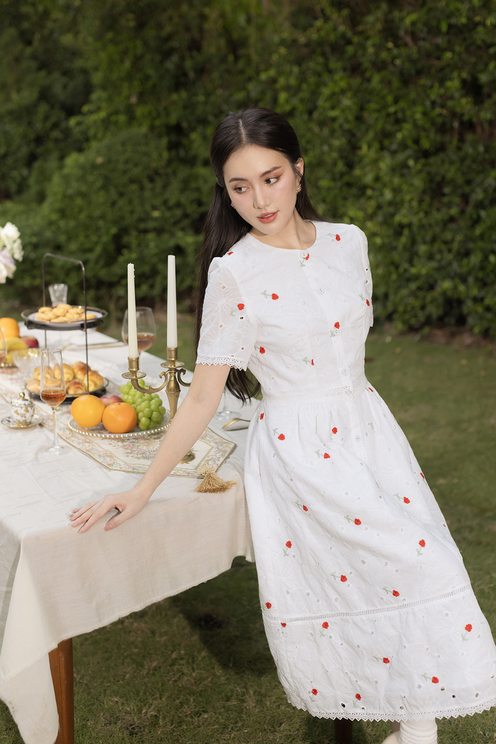 Áo kiểu nữ màu trắng họa tiết hoa thêu