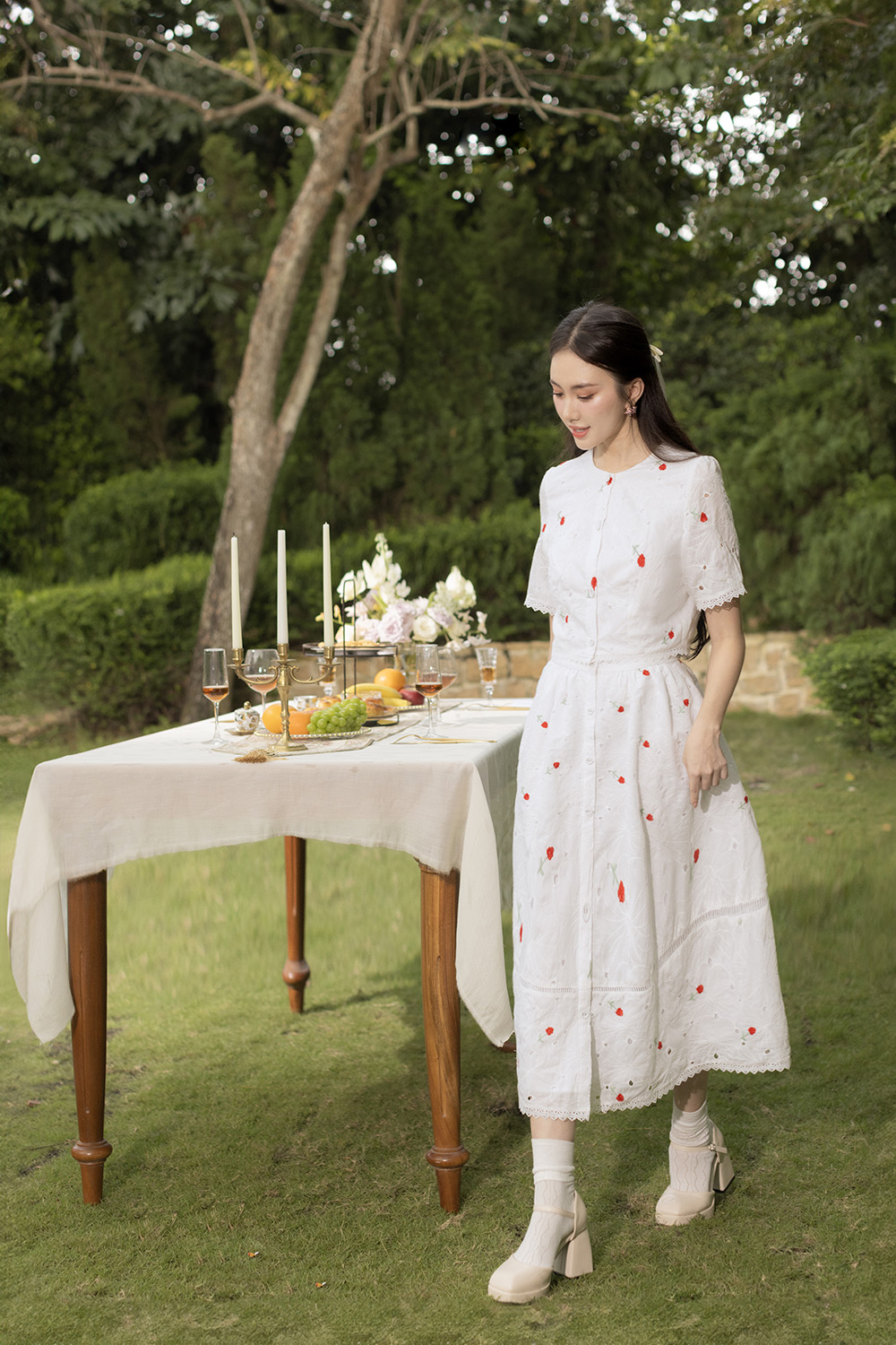 Áo kiểu nữ màu trắng họa tiết hoa thêu