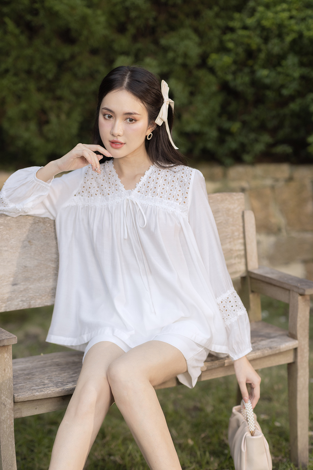 Áo kiểu nữ màu trắng cổ v phối nơ