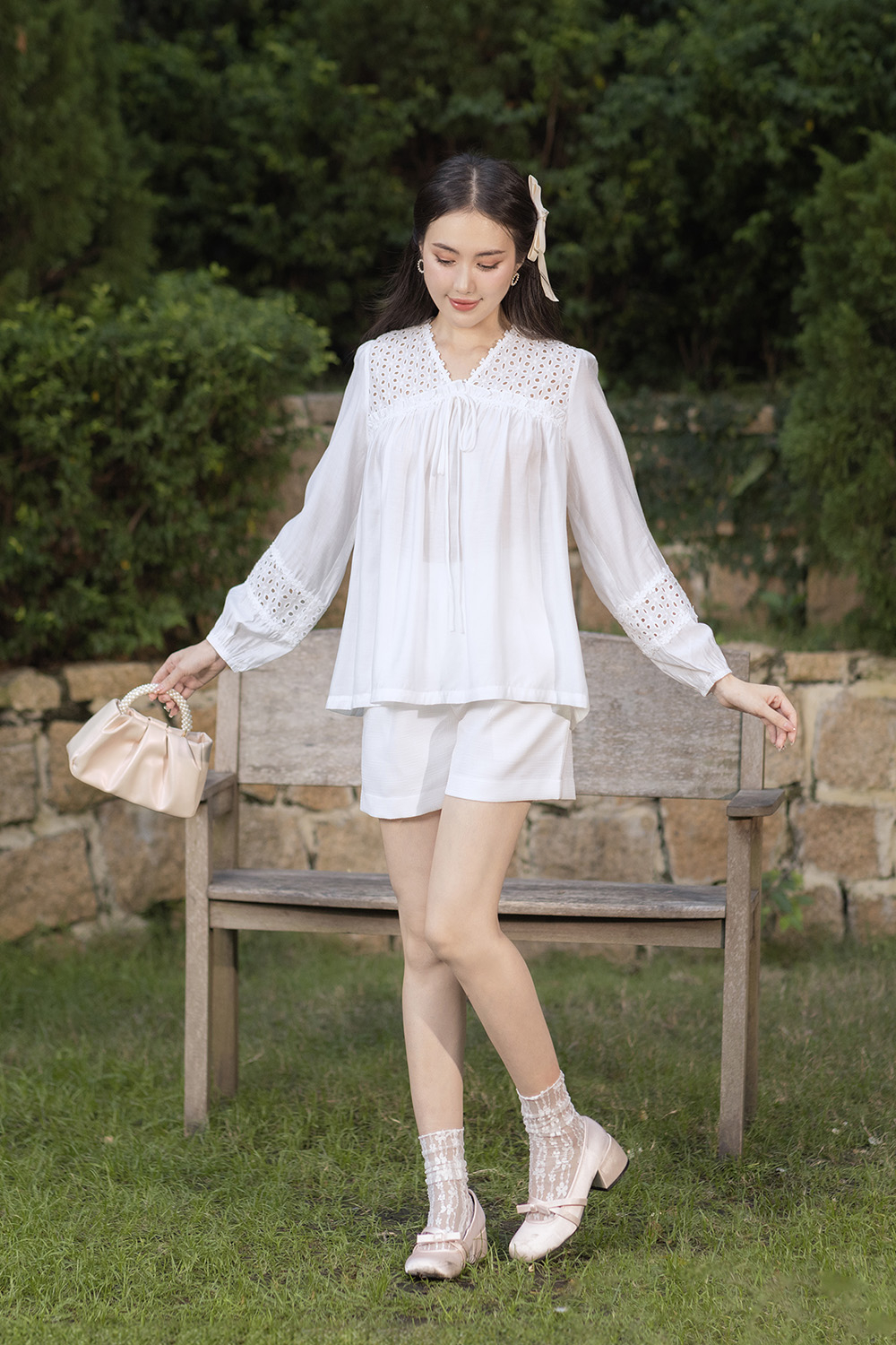 Áo kiểu nữ màu trắng cổ v phối nơ