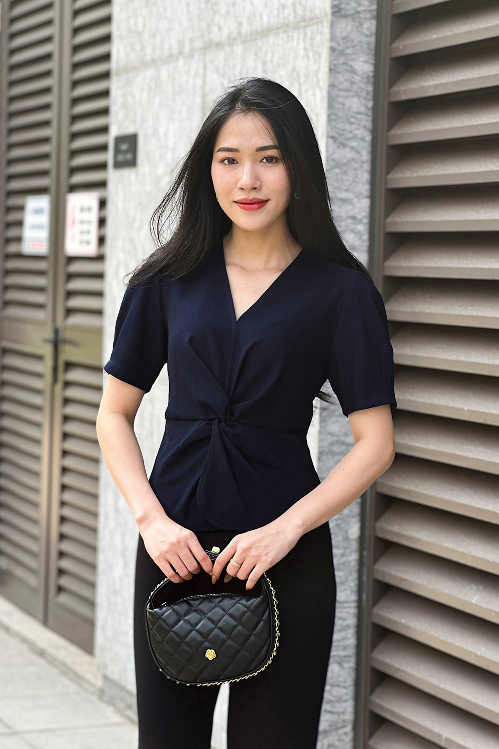 Áo kiểu công sở nữ màu xanh đen xoắn eo