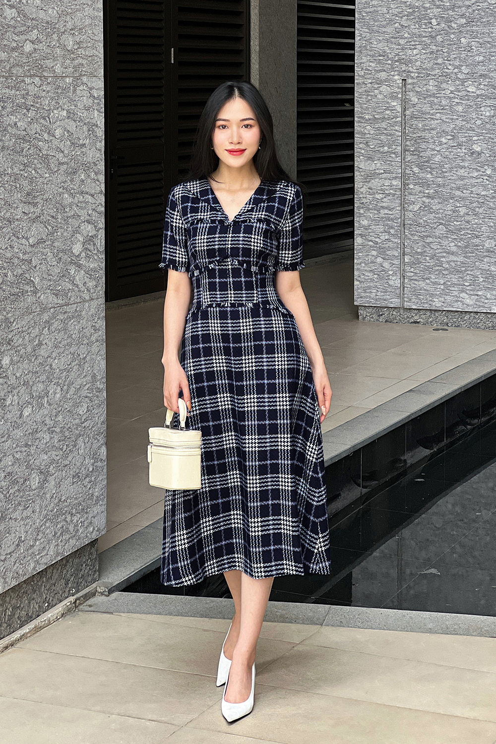 Đầm caro dáng dài xòe cổ v nhấn eo