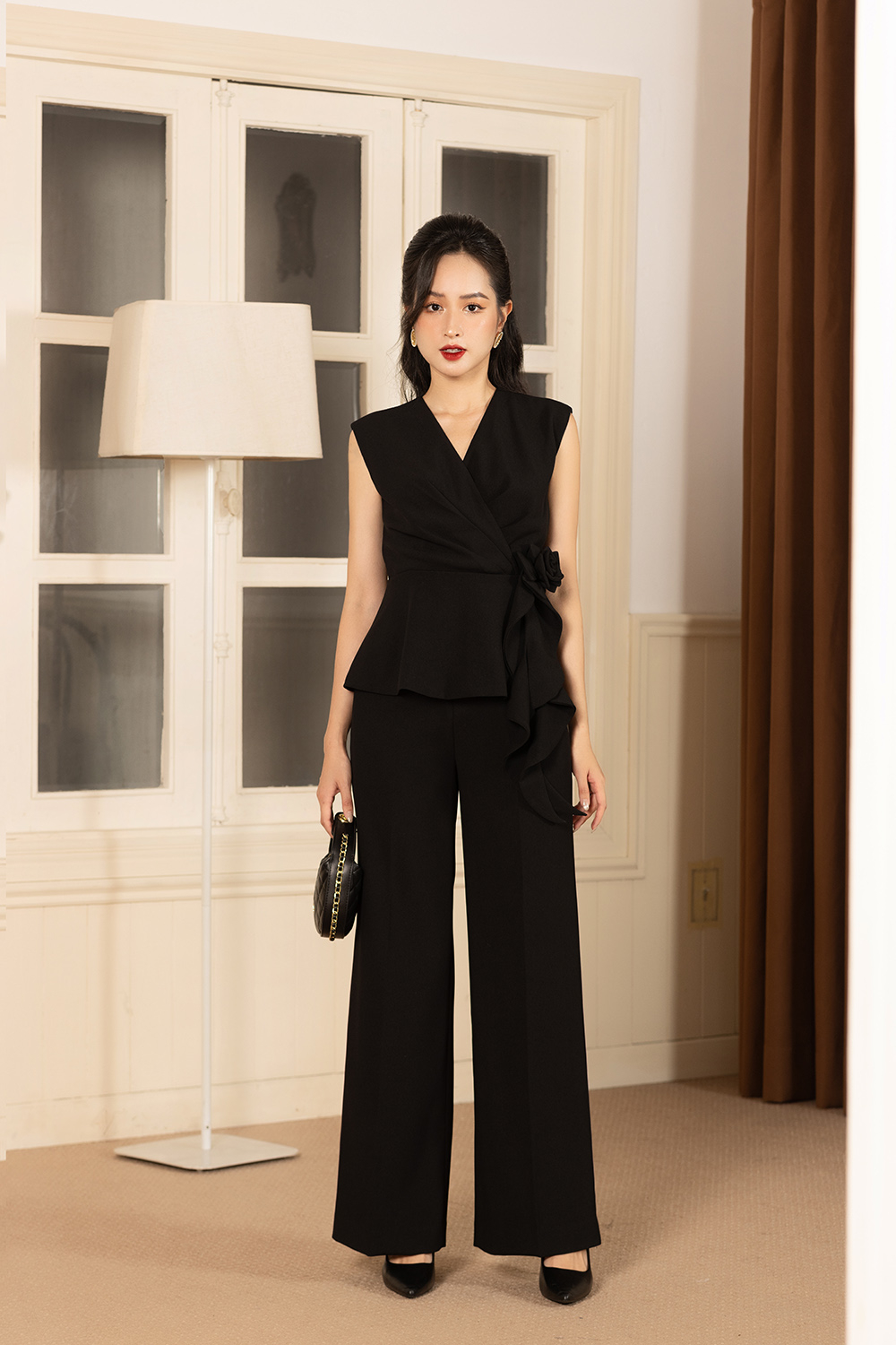 Áo kiểu nữ màu đen eo đính hoa hồng