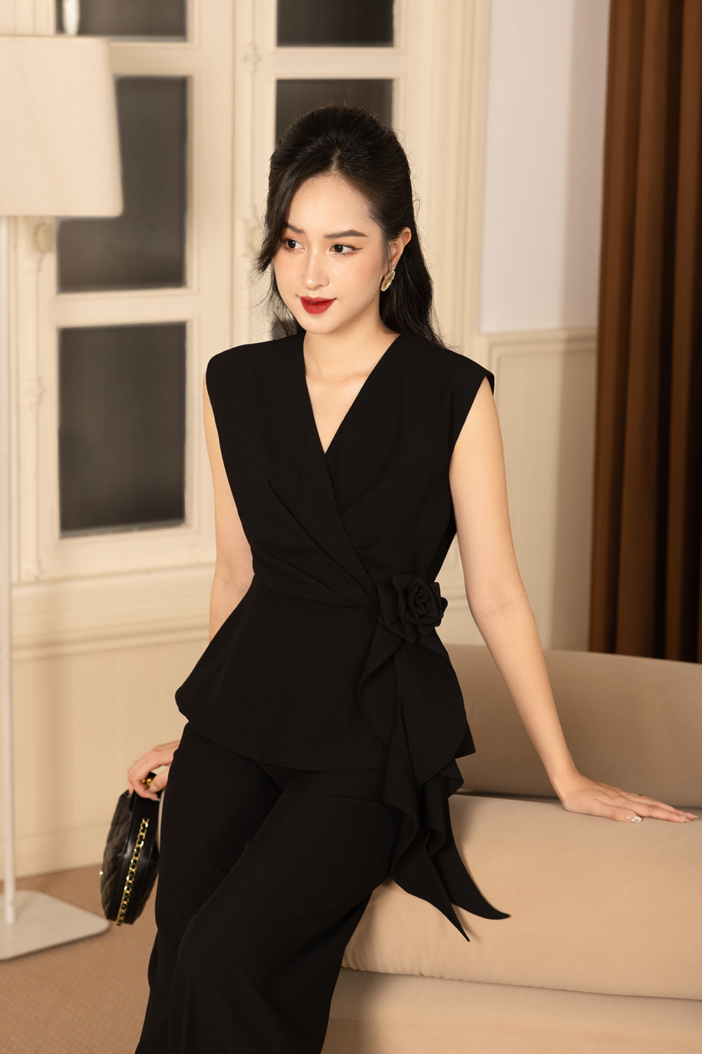 Áo kiểu nữ màu đen eo đính hoa hồng
