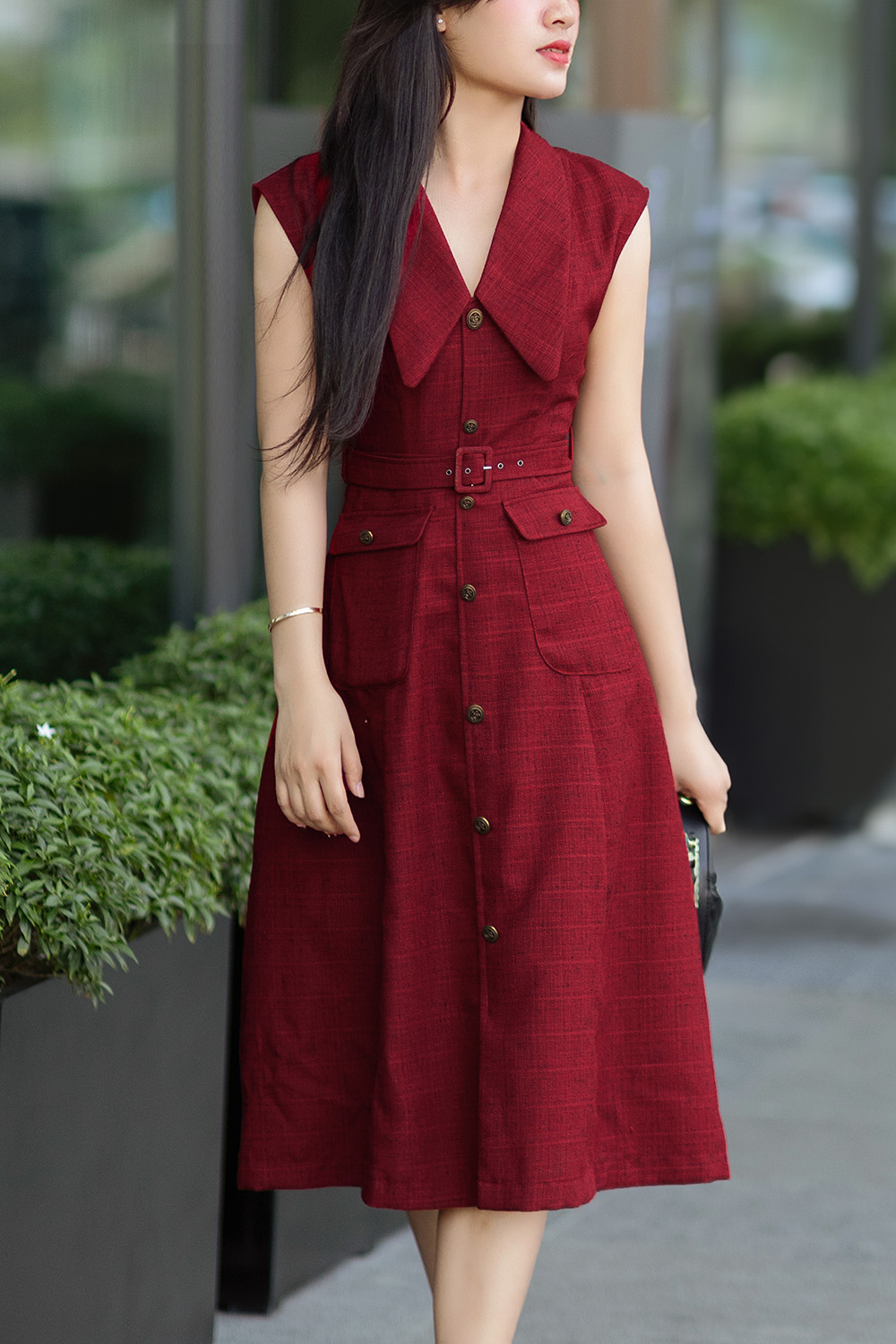 Đầm đỏ sát nách cổ sen nhọn kèm thắt eo