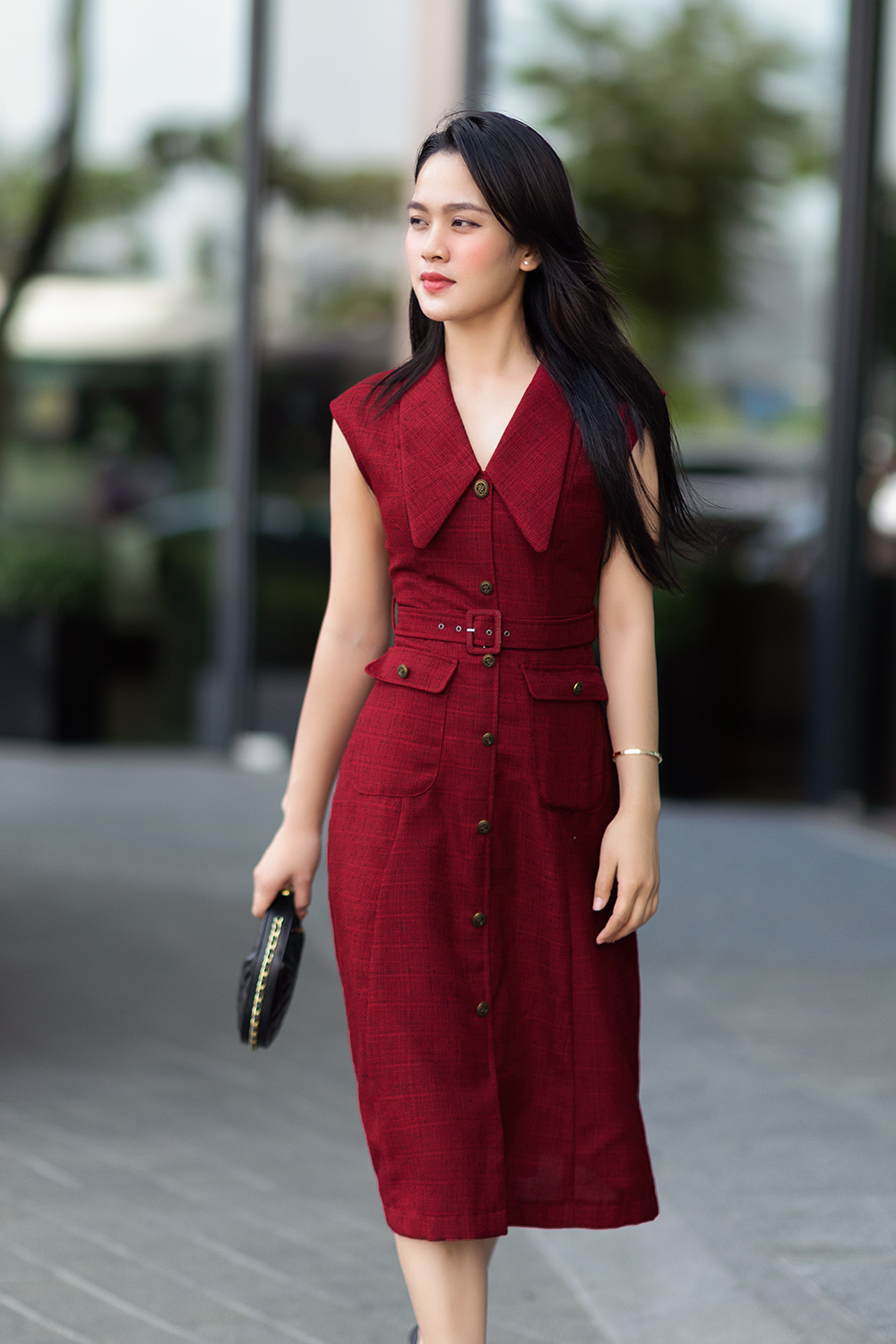 Đầm đỏ sát nách cổ sen nhọn kèm thắt eo