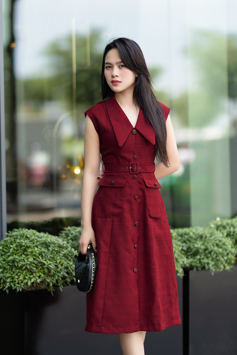 Đầm đỏ sát nách cổ sen nhọn kèm thắt eo