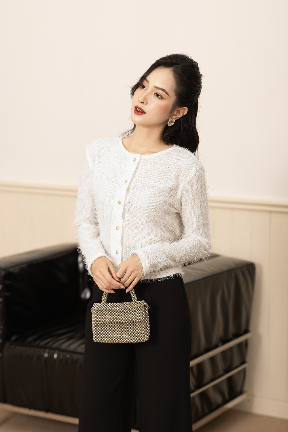Áo len mỏng màu trắng cổ tròn