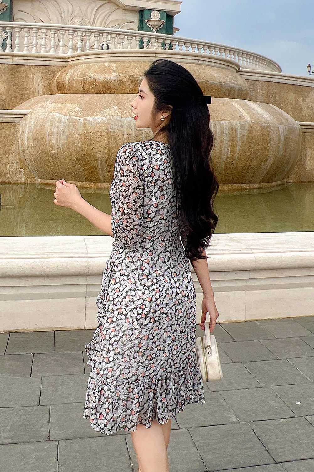 Đầm hoa nhí cổ tròn đuôi cá xéo