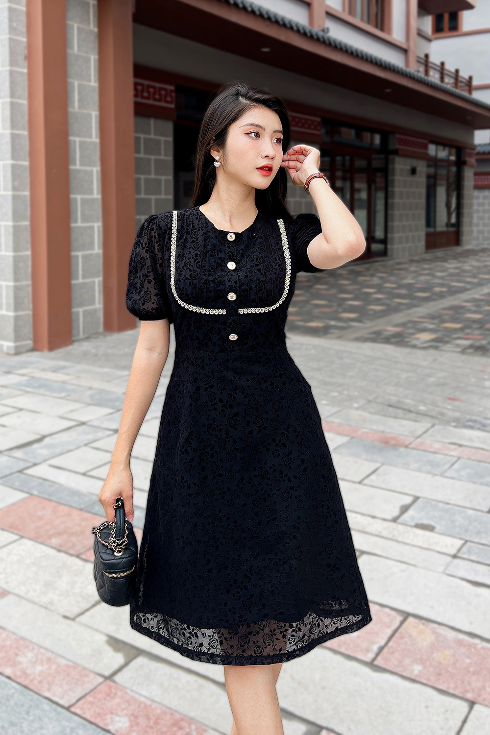 Đầm đen dáng chữ A phối đăng ten