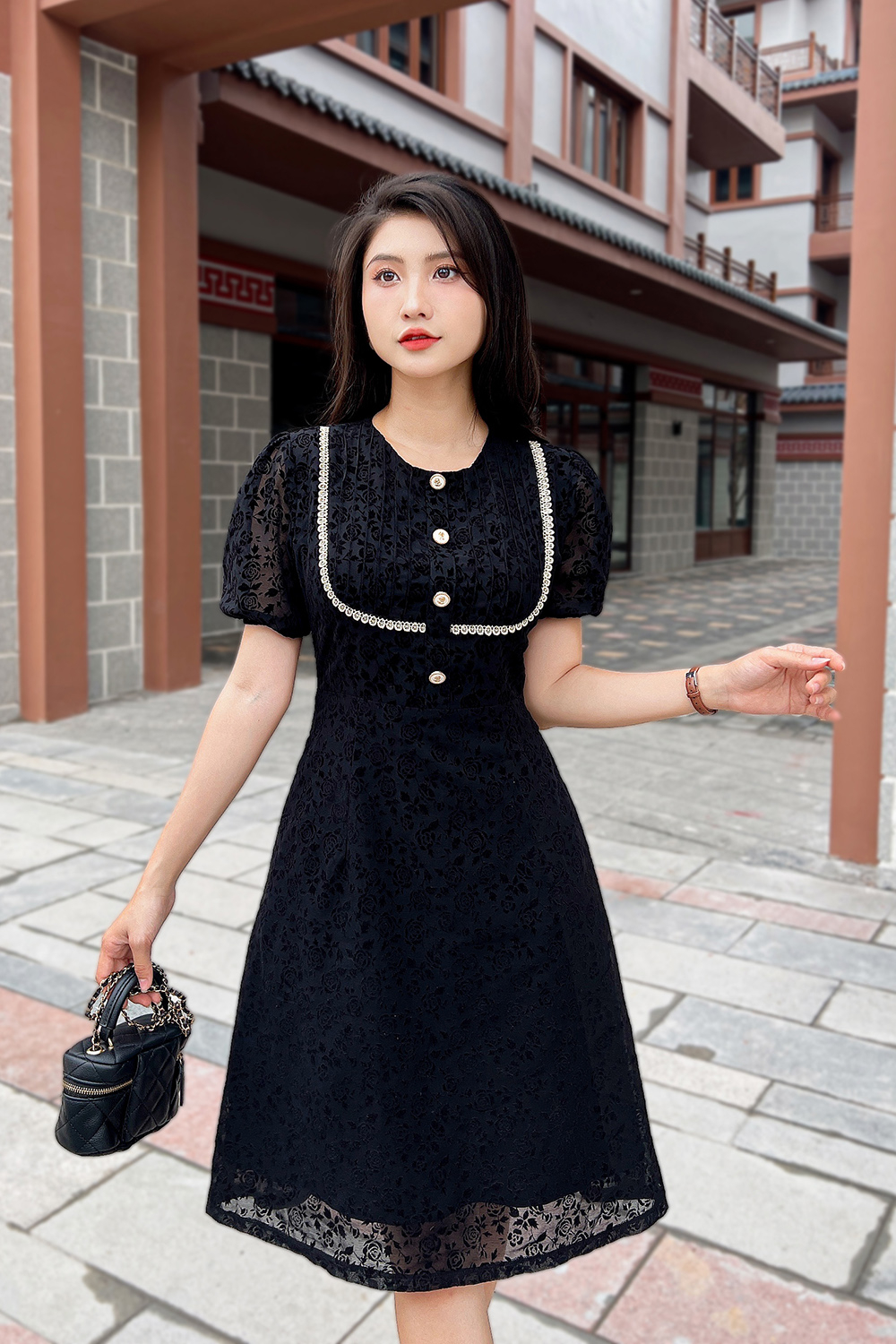 Đầm đen dáng chữ A phối đăng ten