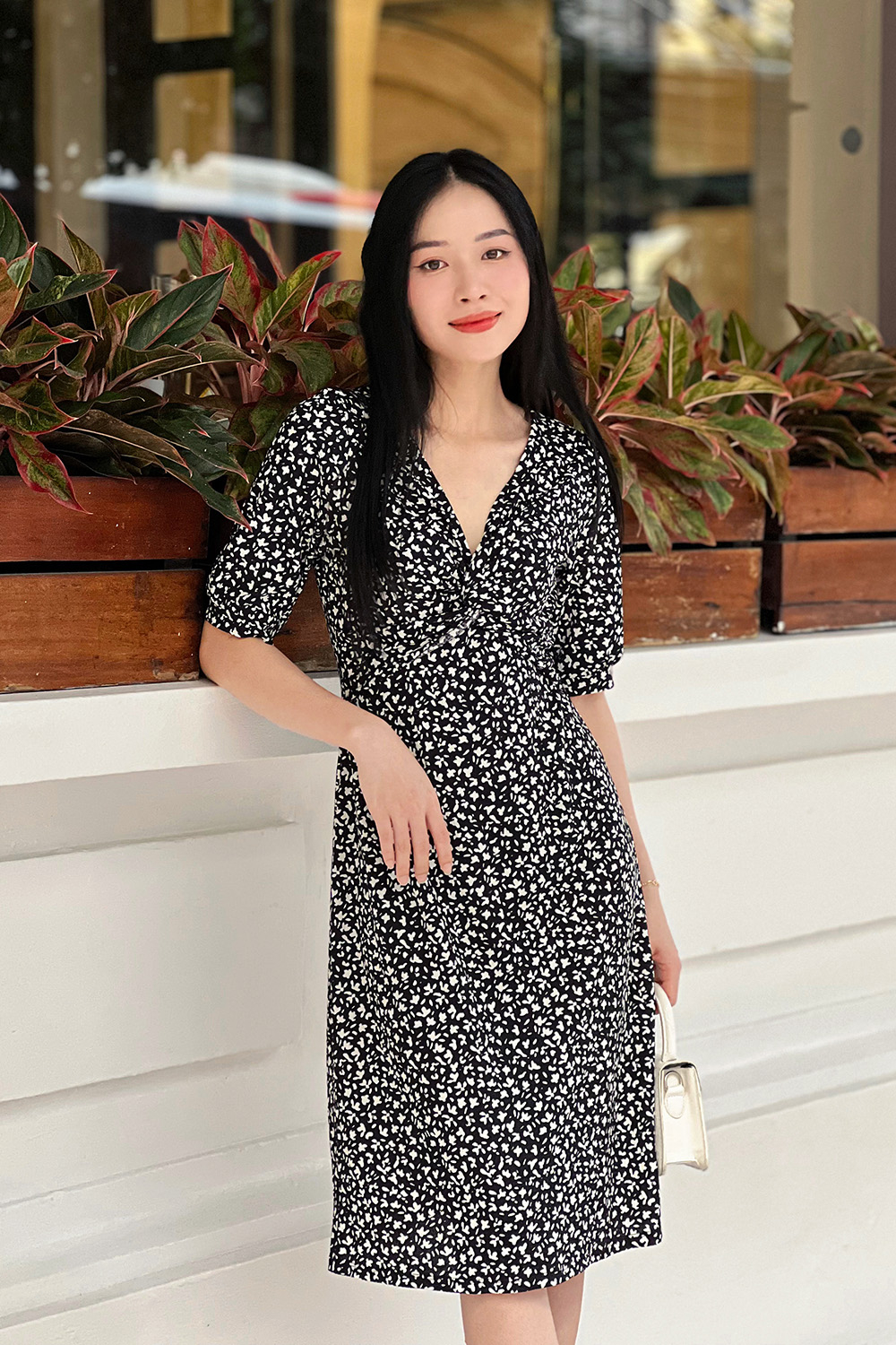 Đầm đen dáng a họa tiết hoa trắng cổ xoắn