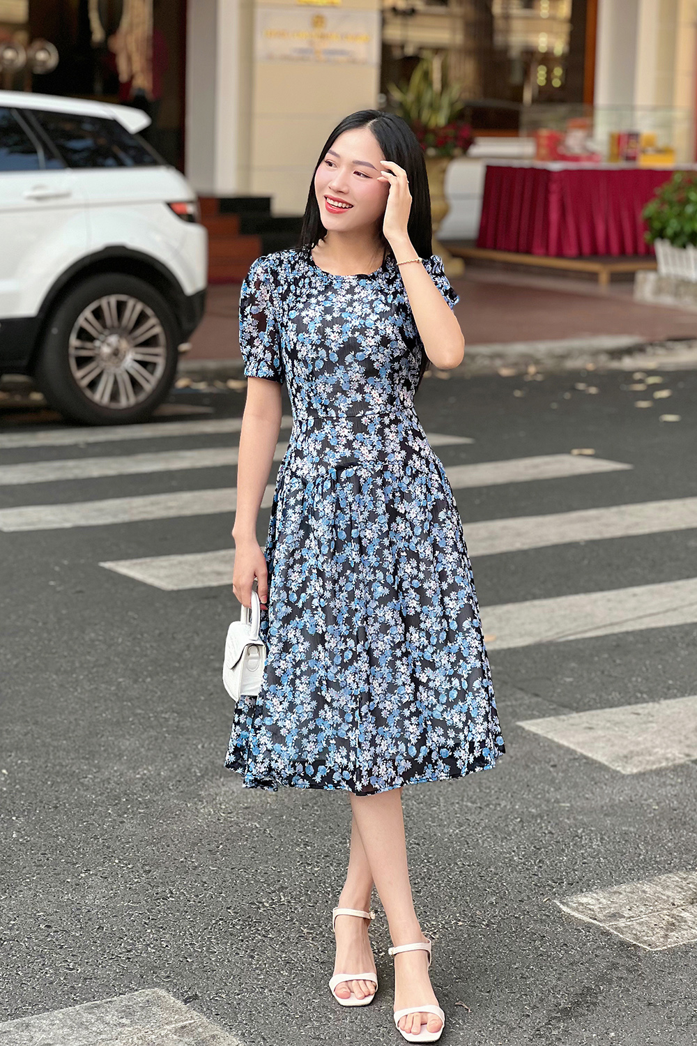 Đầm dáng xòe họa tiết hoa tay phồng