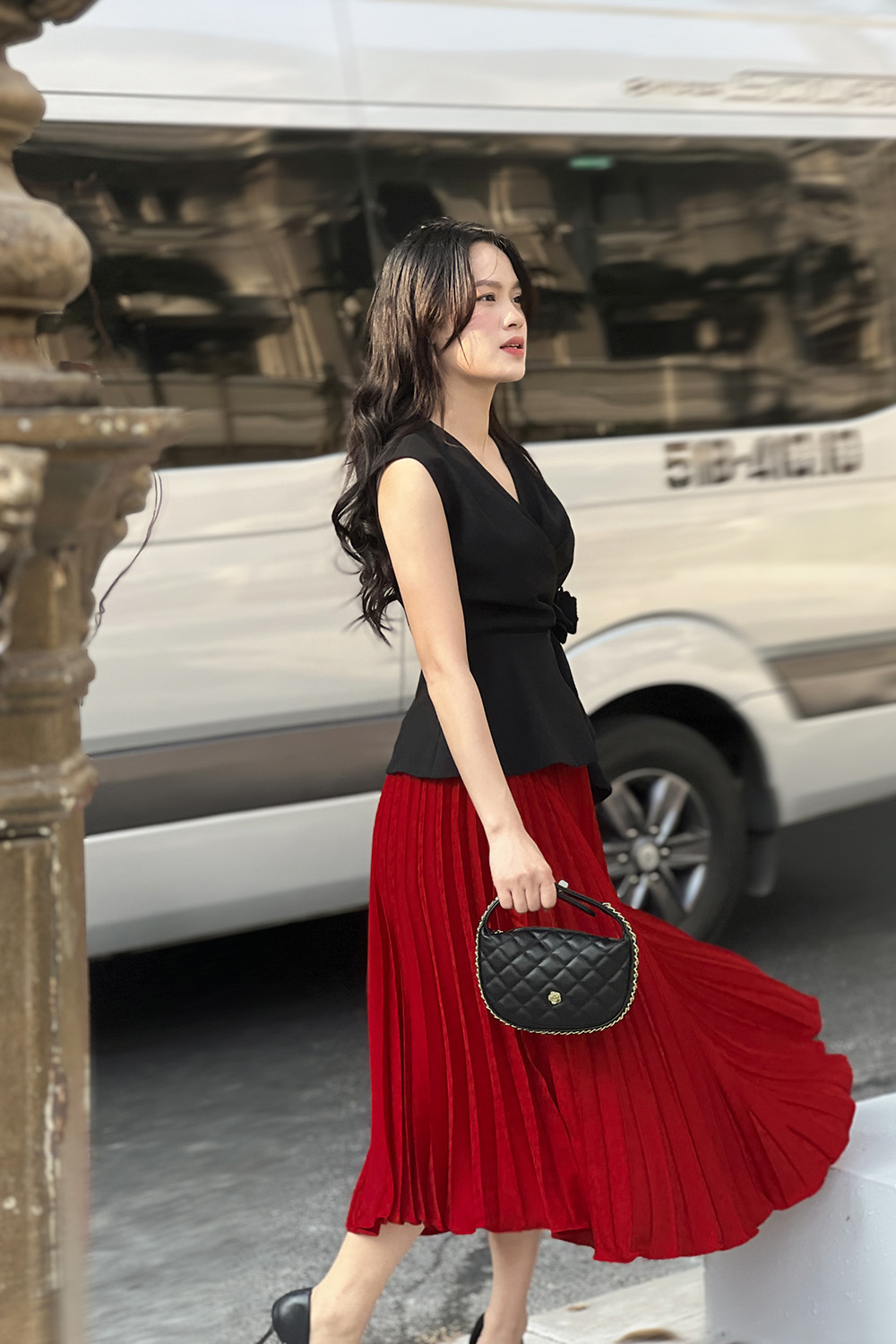Chân váy midi đỏ xếp ly dáng xòe