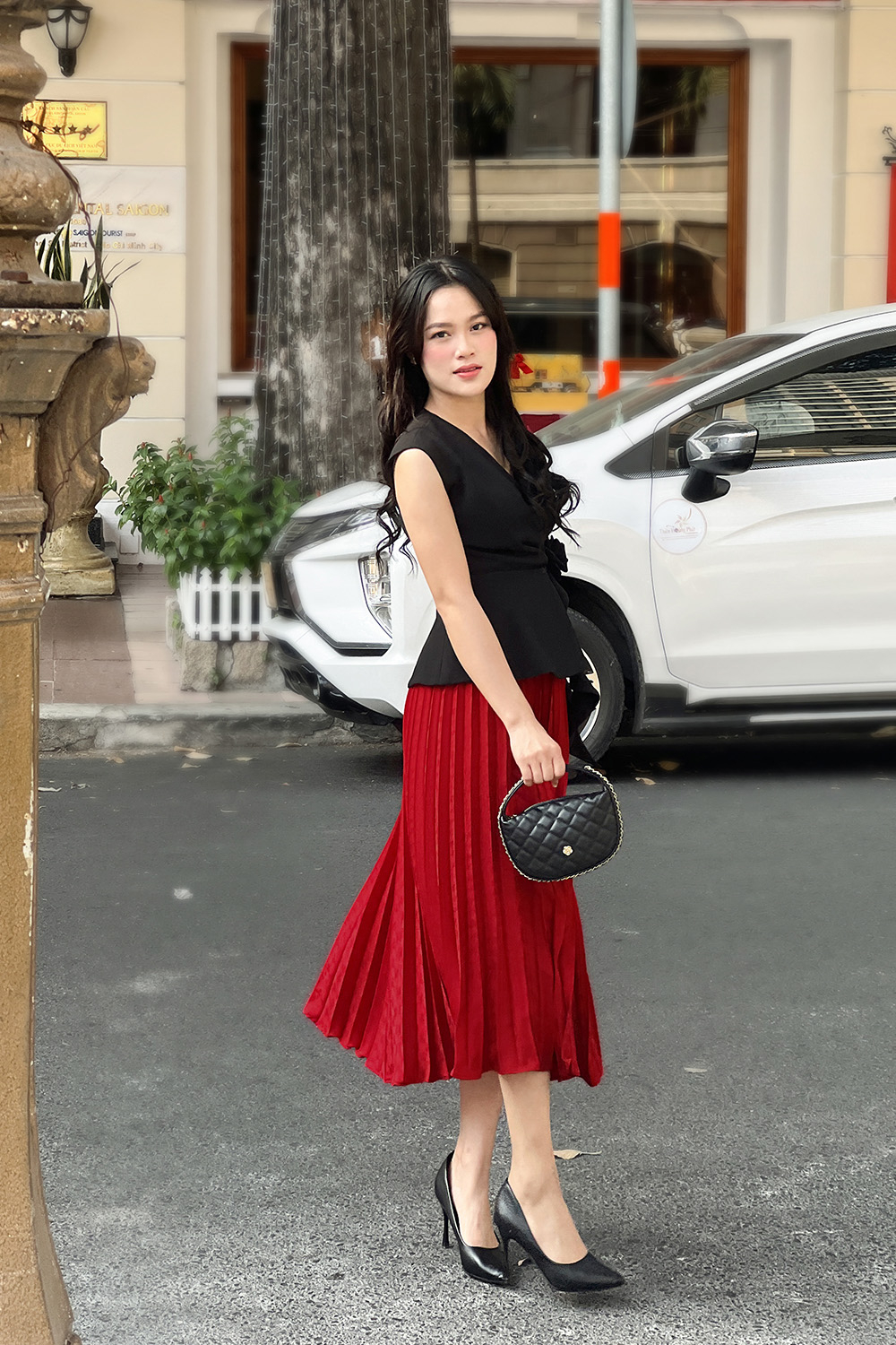Chân váy midi đỏ xếp ly dáng xòe