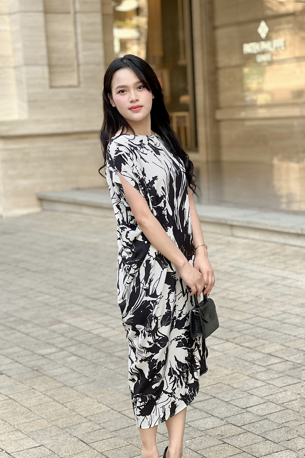 Đầm suông lệch vai họa tiết trắng đen