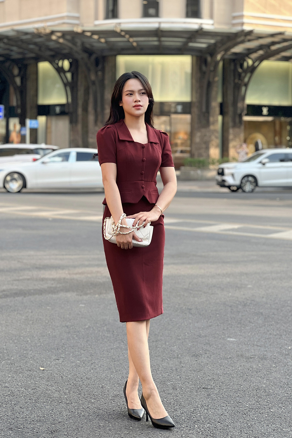 Đầm công sở dáng ôm peplum màu đỏ