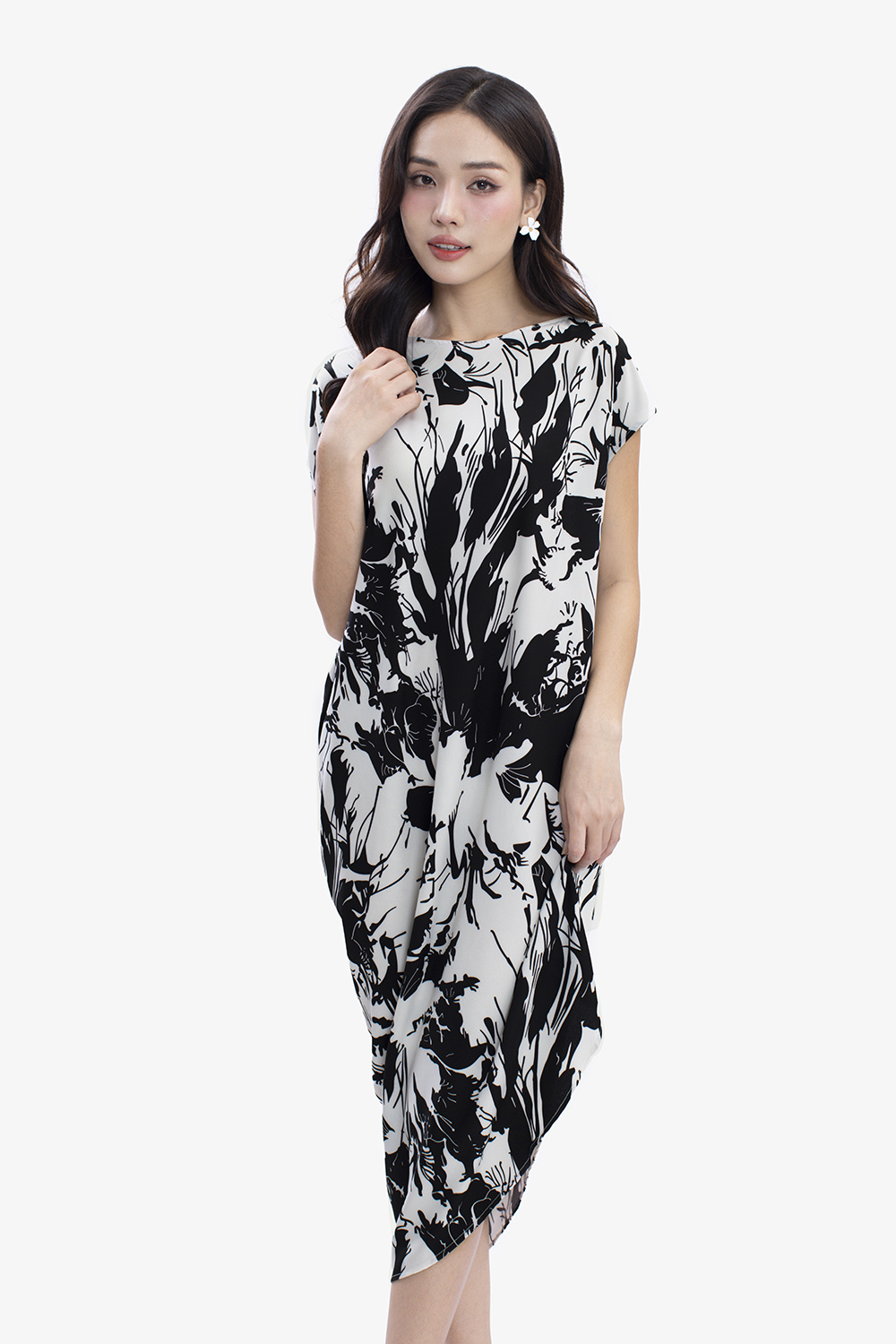 Đầm suông lệch vai họa tiết trắng đen