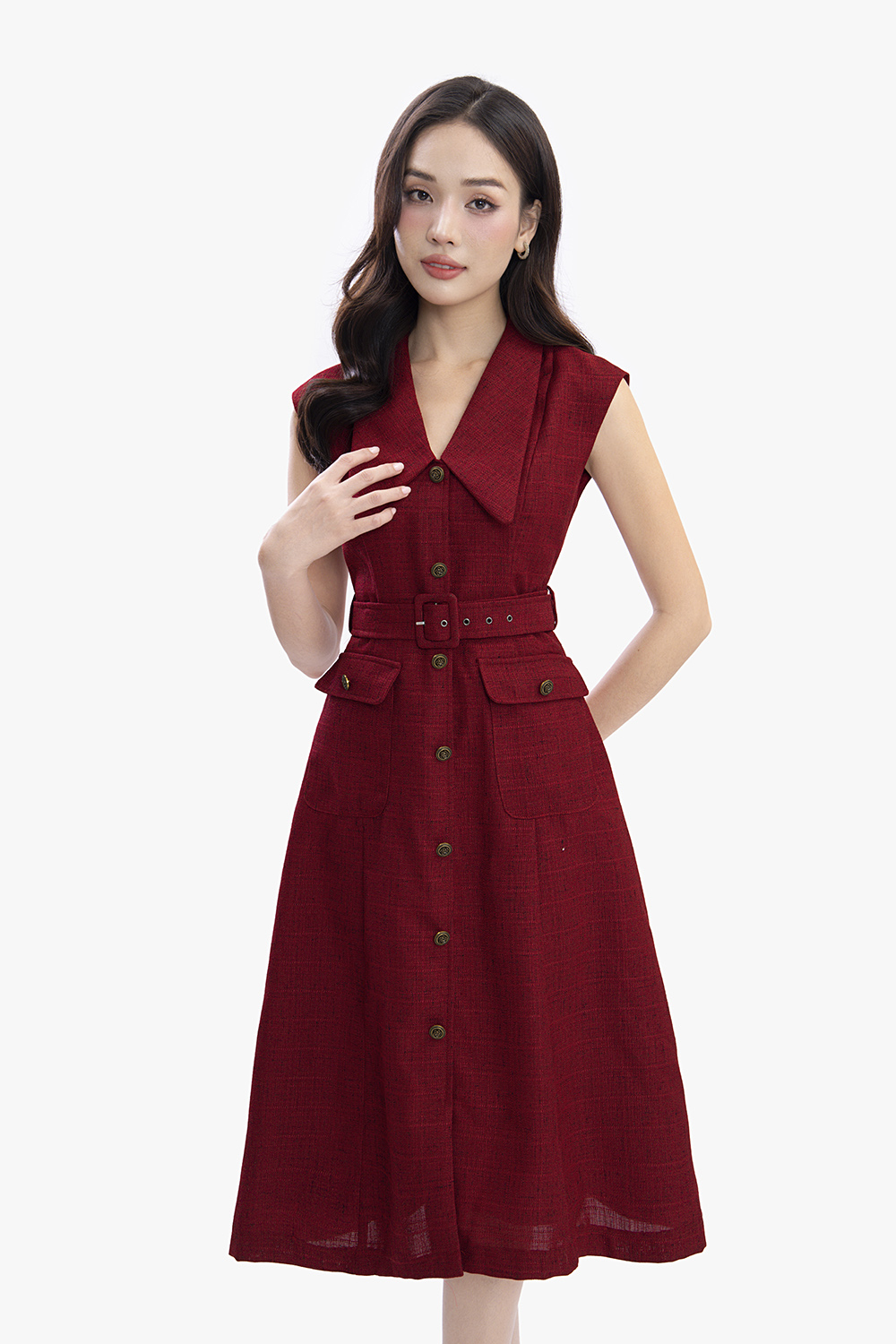 Đầm đỏ sát nách cổ sen nhọn kèm thắt eo