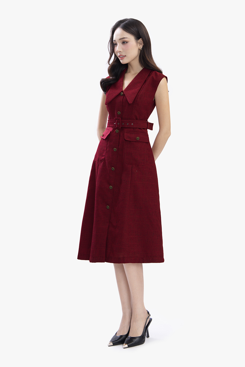 Đầm đỏ sát nách cổ sen nhọn kèm thắt eo