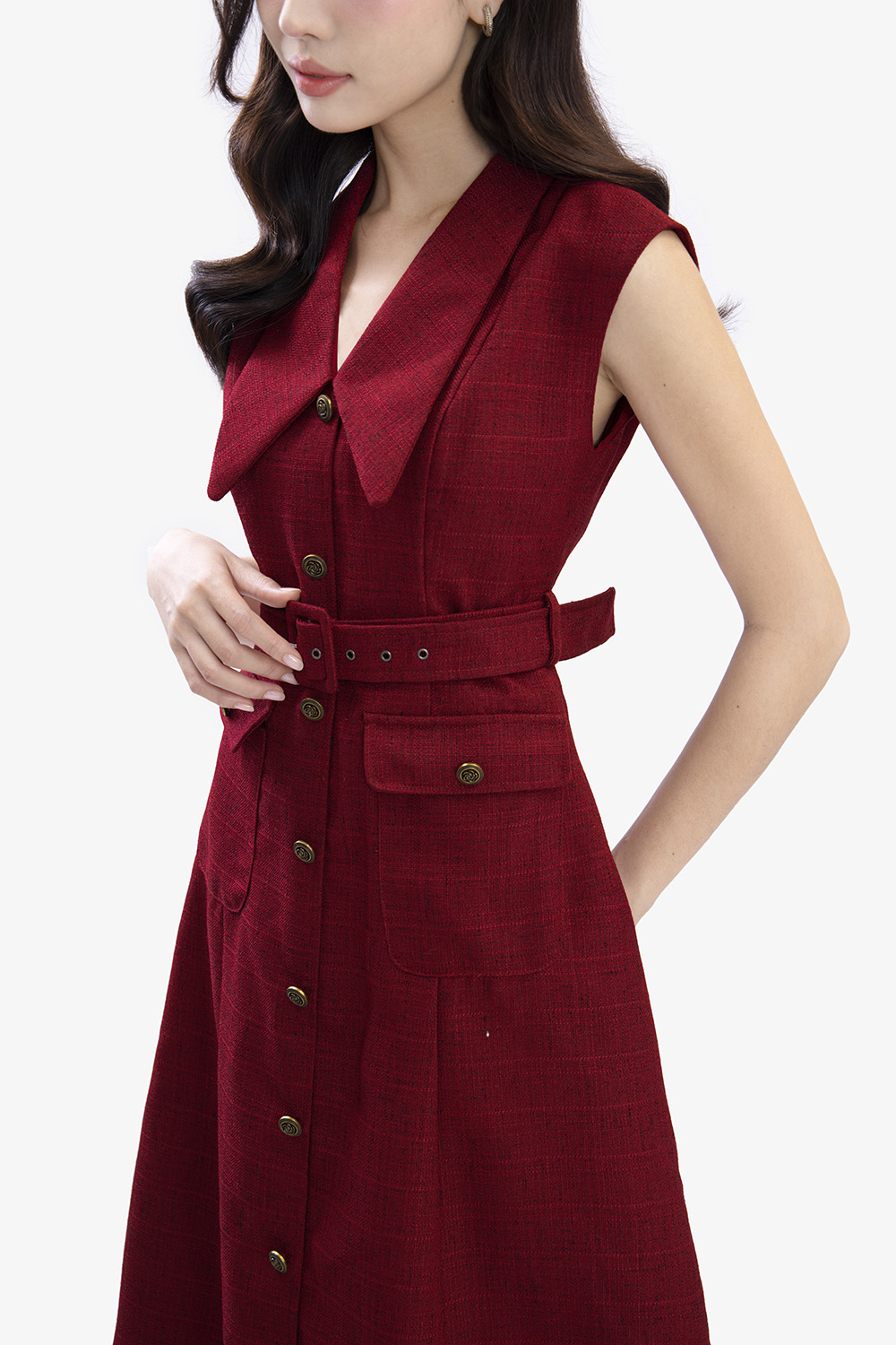 Đầm đỏ sát nách cổ sen nhọn kèm thắt eo