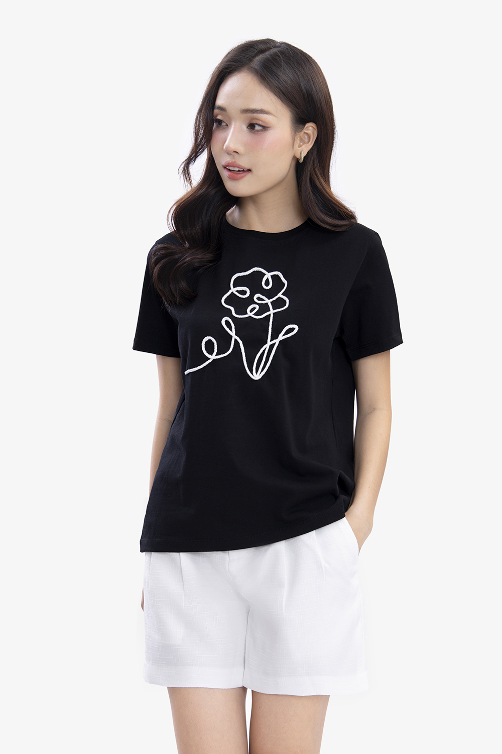 Áo thun nữ màu đen in hoa trắng