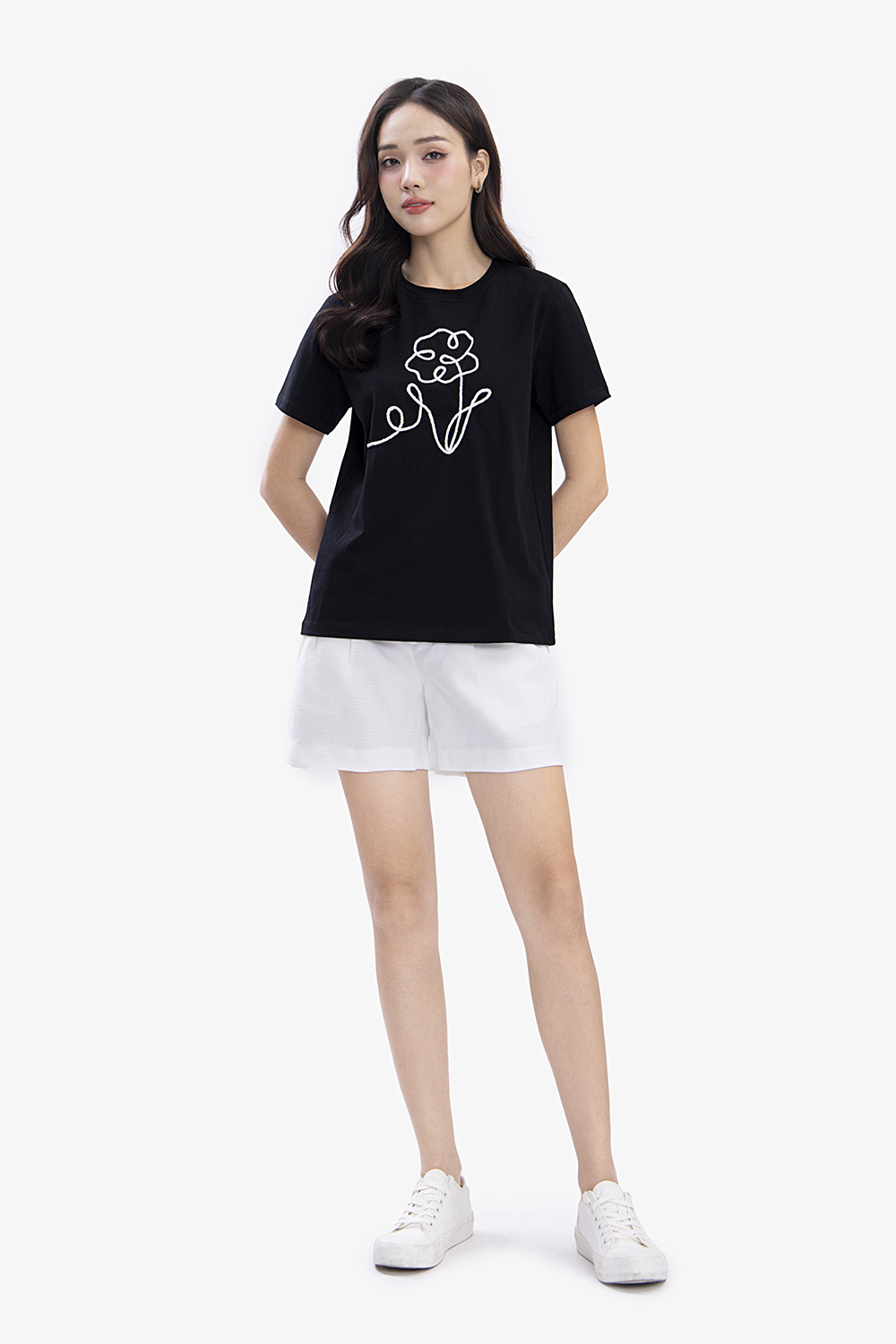 Áo thun nữ màu đen in hoa trắng