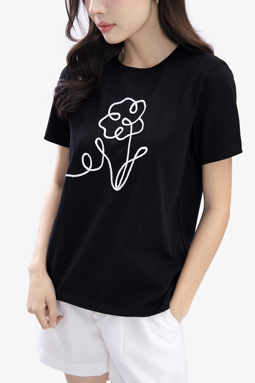 Áo thun nữ màu đen in hoa trắng