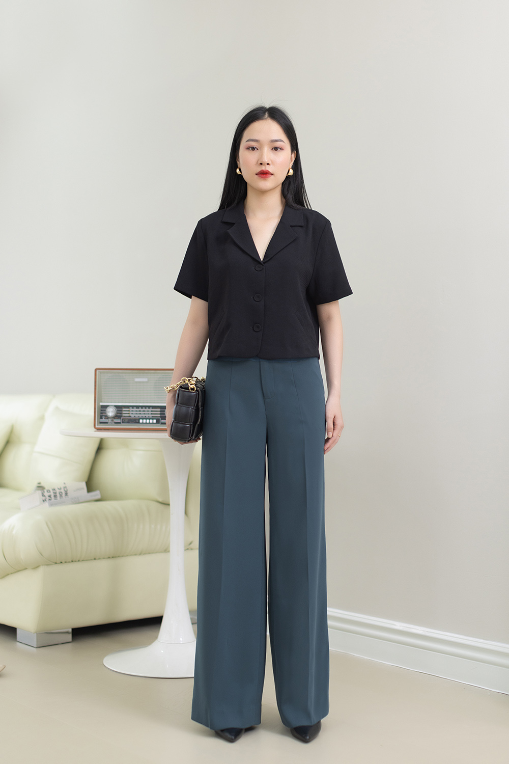 Áo kiểu nữ dáng suông ngắn màu đen