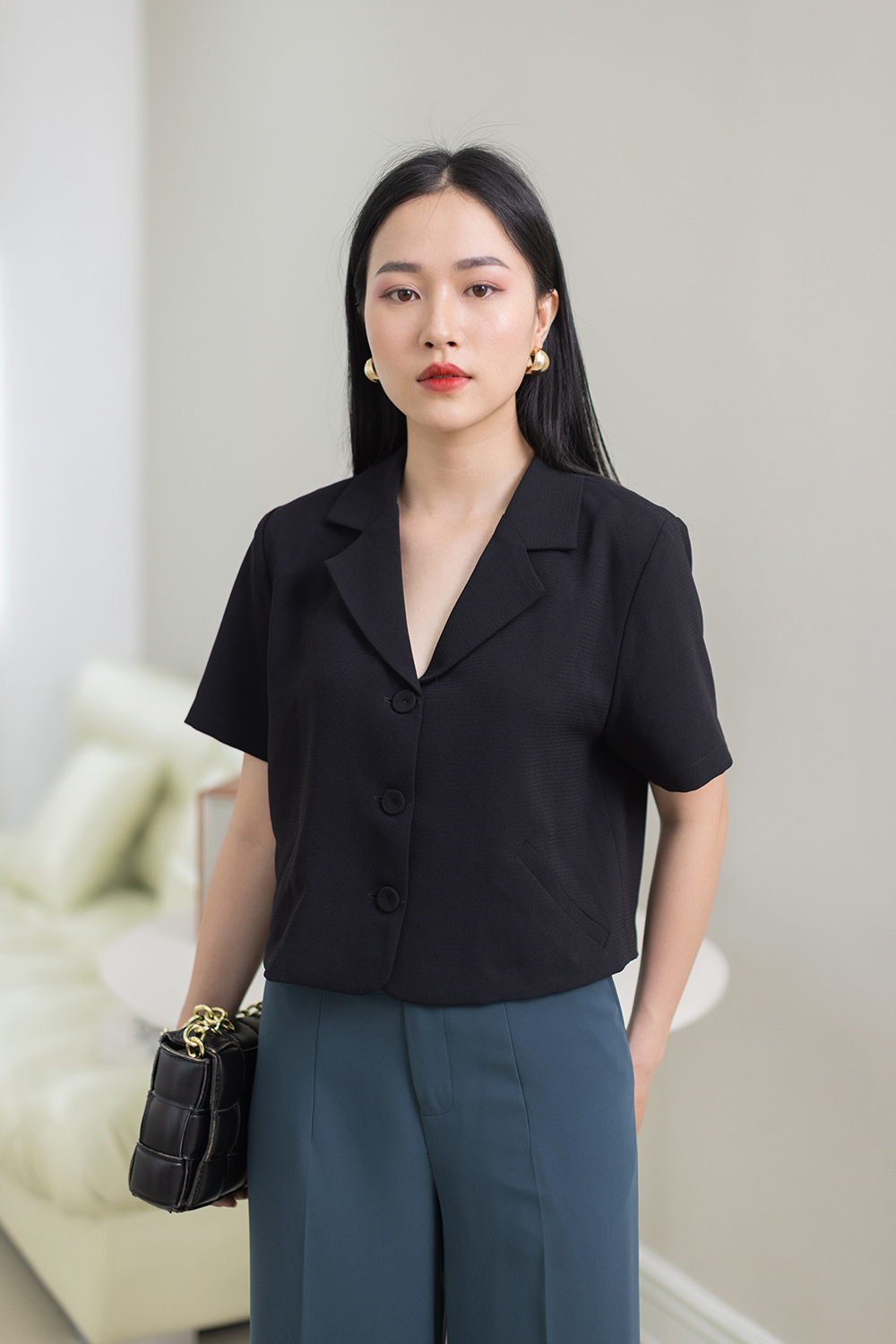 Áo kiểu nữ dáng suông ngắn màu đen