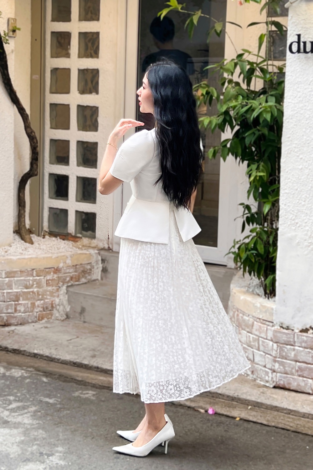 Đầm trắng peplum dáng xòe xếp ly