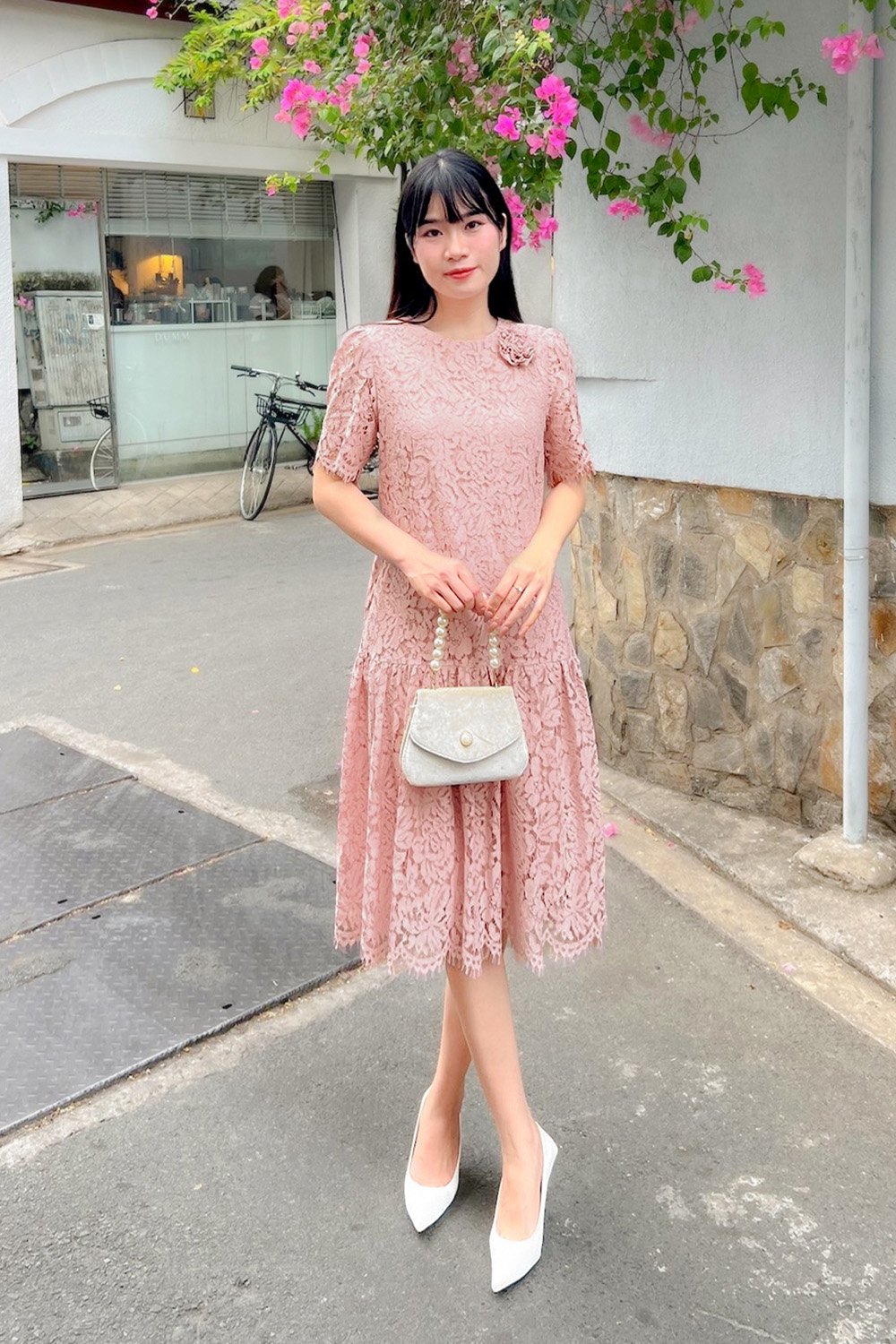 Đầm suông ren màu hồng đính hoa