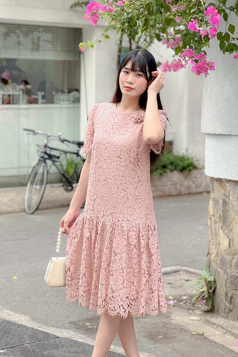 Đầm suông ren màu hồng đính hoa