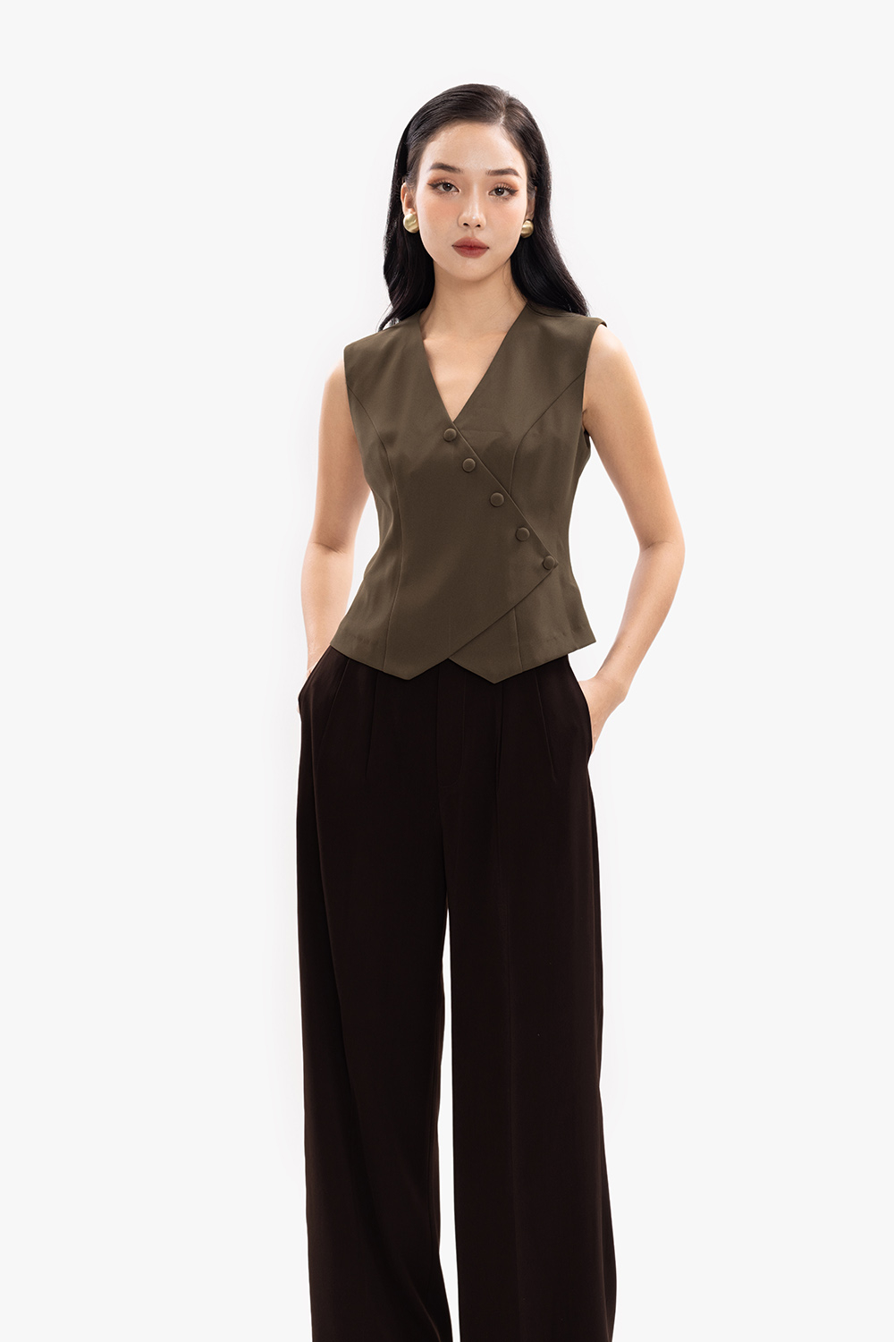 Áo kiểu gile cổ tim sát nách phối cúc bọc