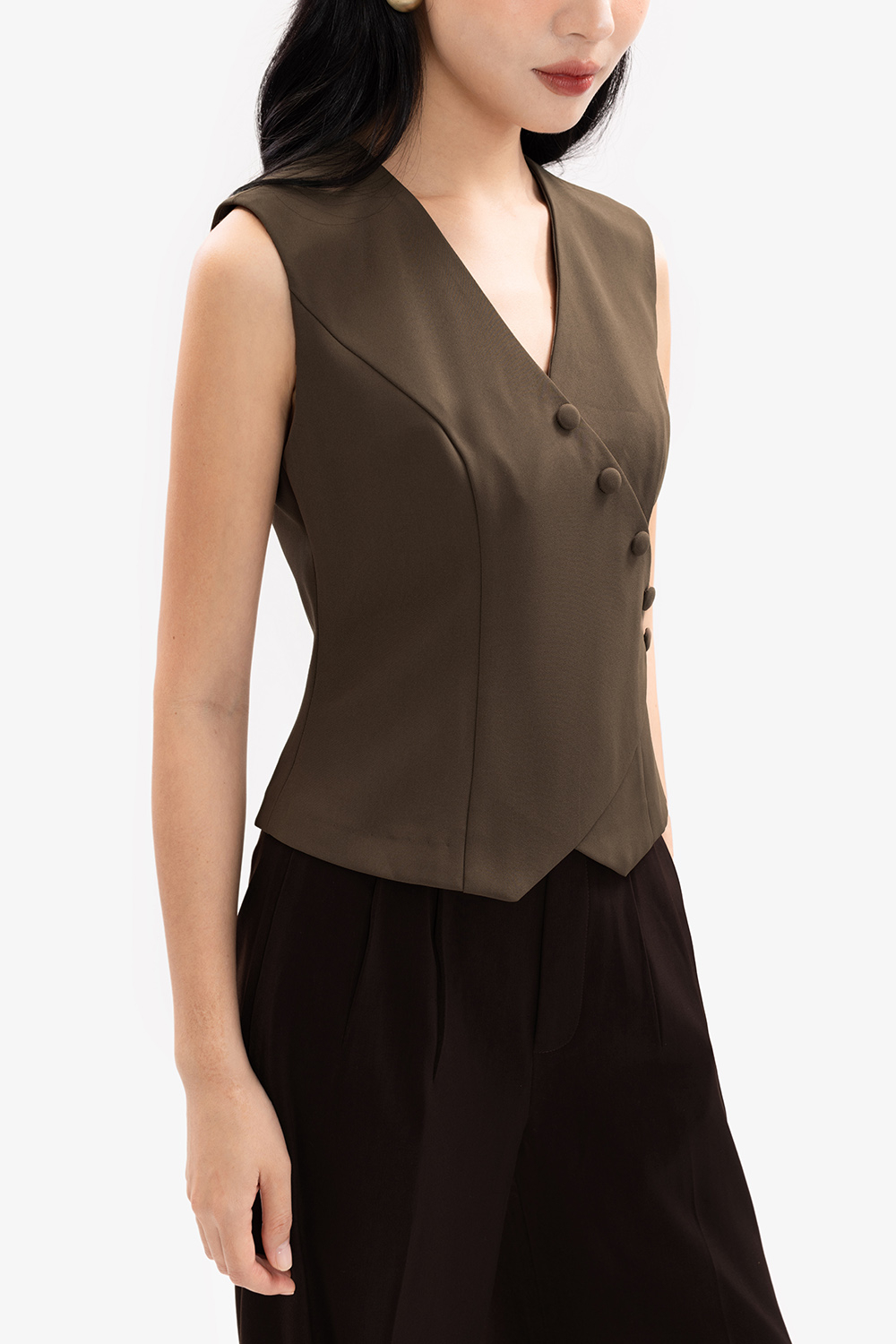 Áo kiểu gile cổ tim sát nách phối cúc bọc