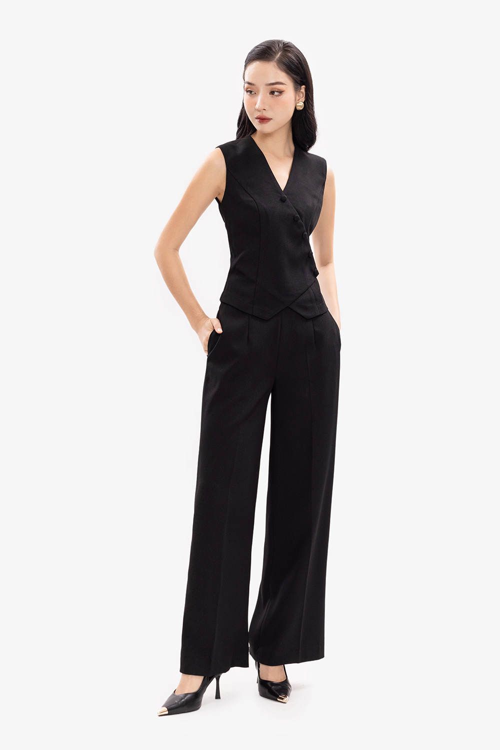 Áo gile đen đắp chéo phối nút