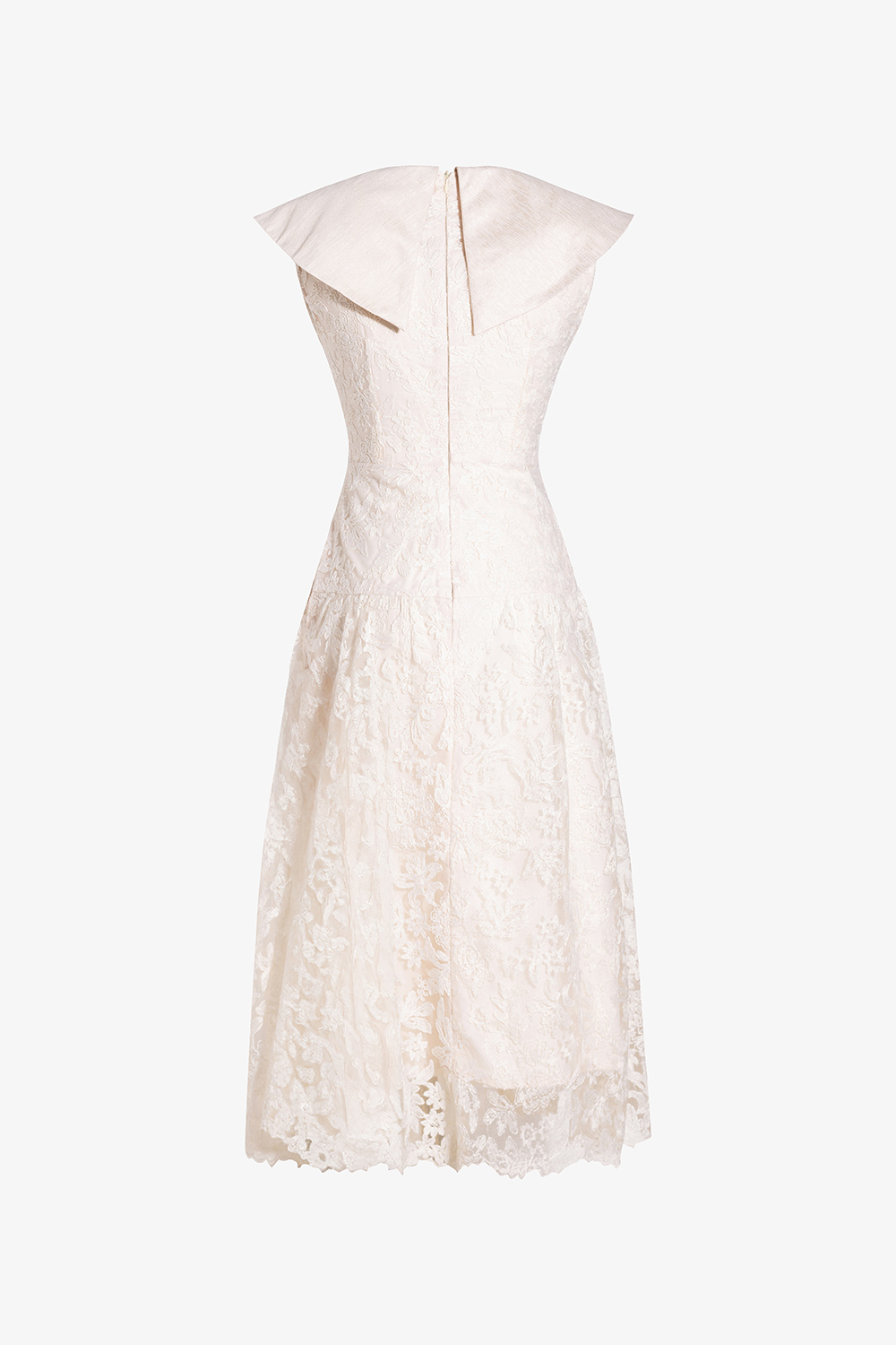 Đầm ren kem dự tiệc cổ sen lớn đính hoa