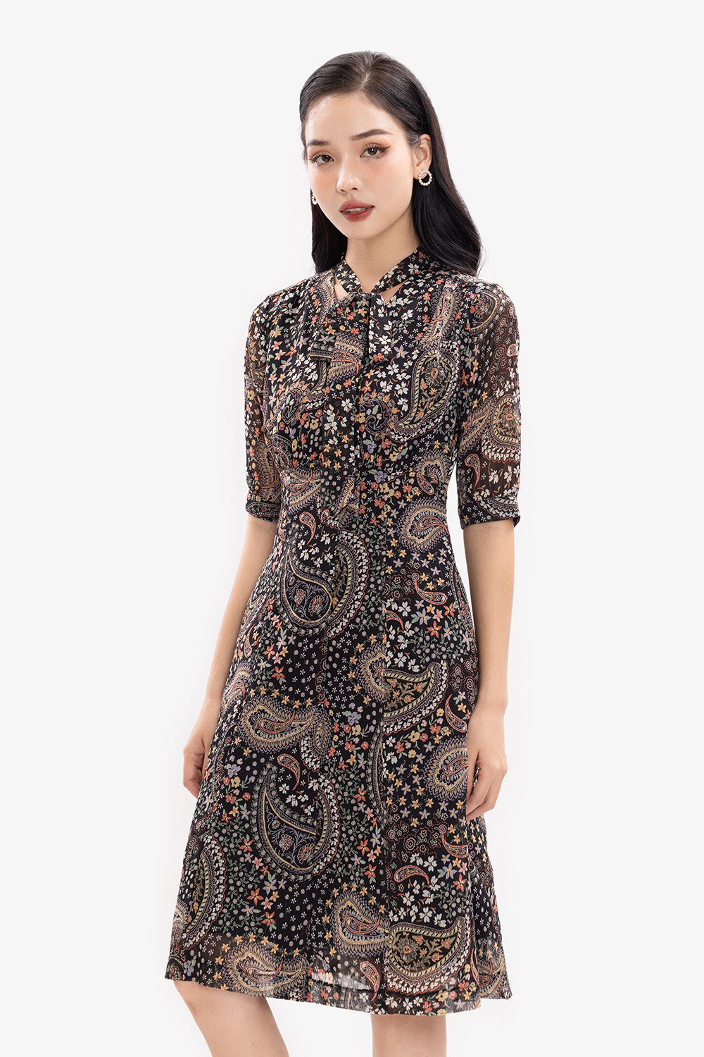 Đầm xòe họa tiết tay lỡ cổ phối nơ